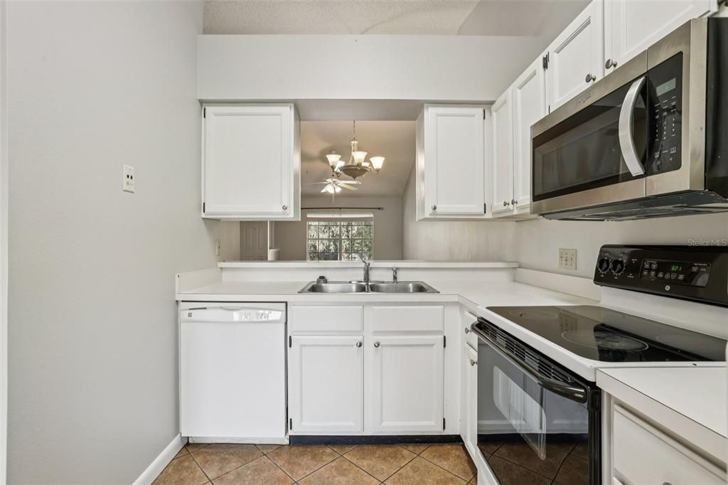 For Sale: $252,900 (2 beds, 2 baths, 1098 Square Feet)