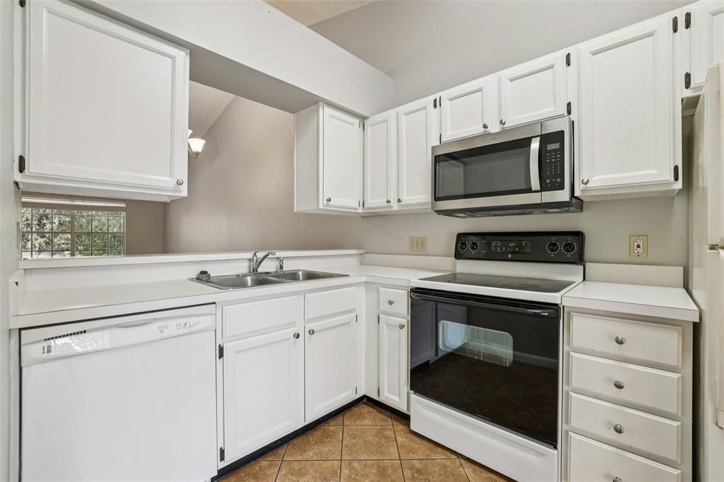 For Sale: $252,900 (2 beds, 2 baths, 1098 Square Feet)
