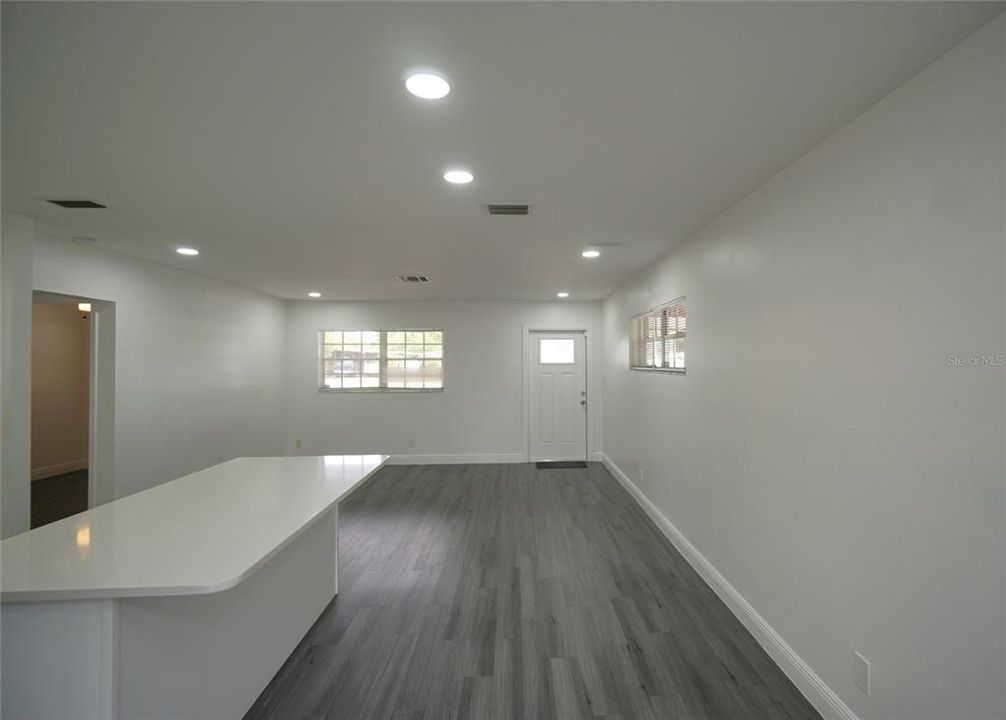 合同活跃: $2,600 (3 贝兹, 2 浴室, 1416 平方英尺)