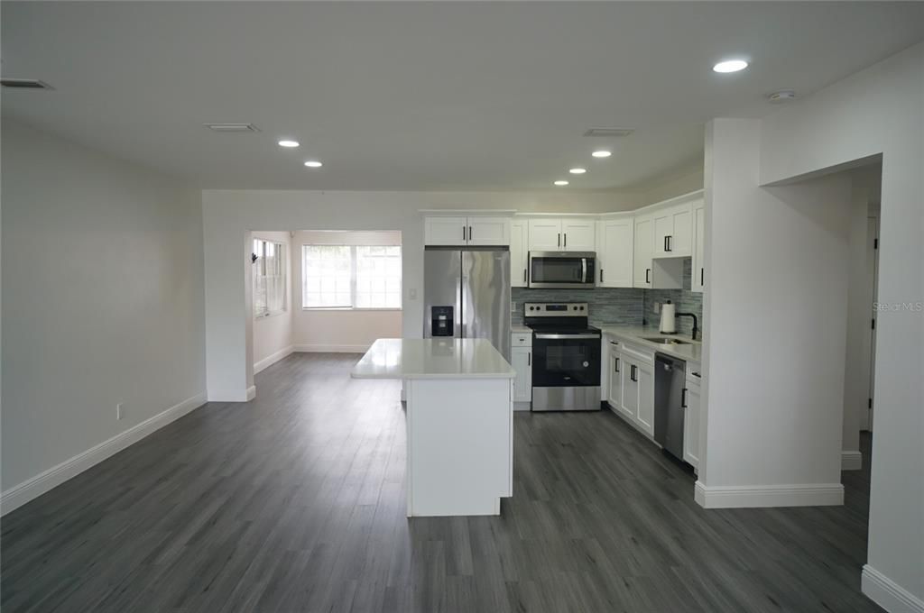 合同活跃: $2,600 (3 贝兹, 2 浴室, 1416 平方英尺)