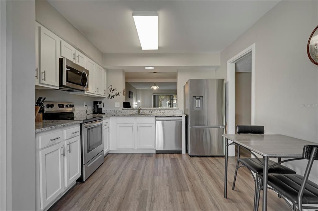 For Sale: $199,900 (3 beds, 3 baths, 1737 Square Feet)