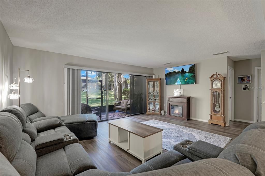 For Sale: $199,900 (3 beds, 3 baths, 1737 Square Feet)