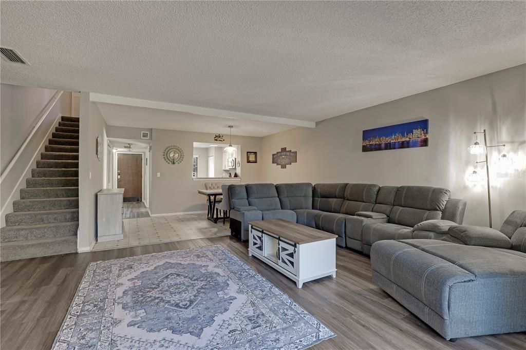 For Sale: $199,900 (3 beds, 3 baths, 1737 Square Feet)