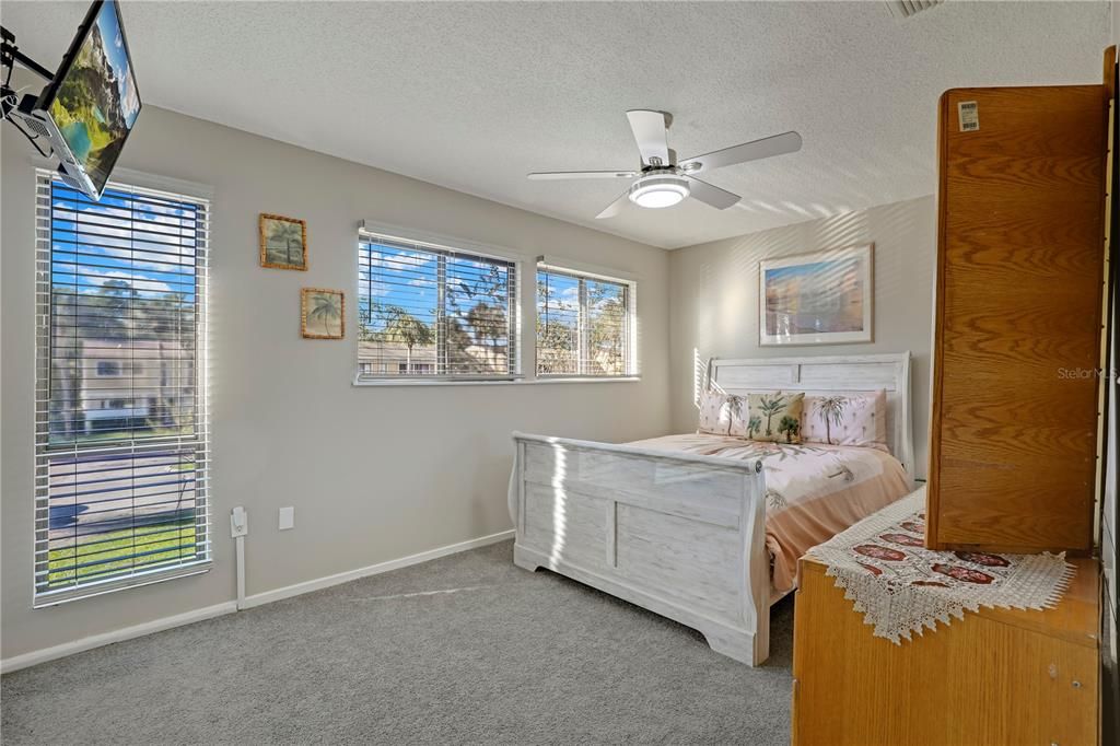 For Sale: $199,900 (3 beds, 3 baths, 1737 Square Feet)