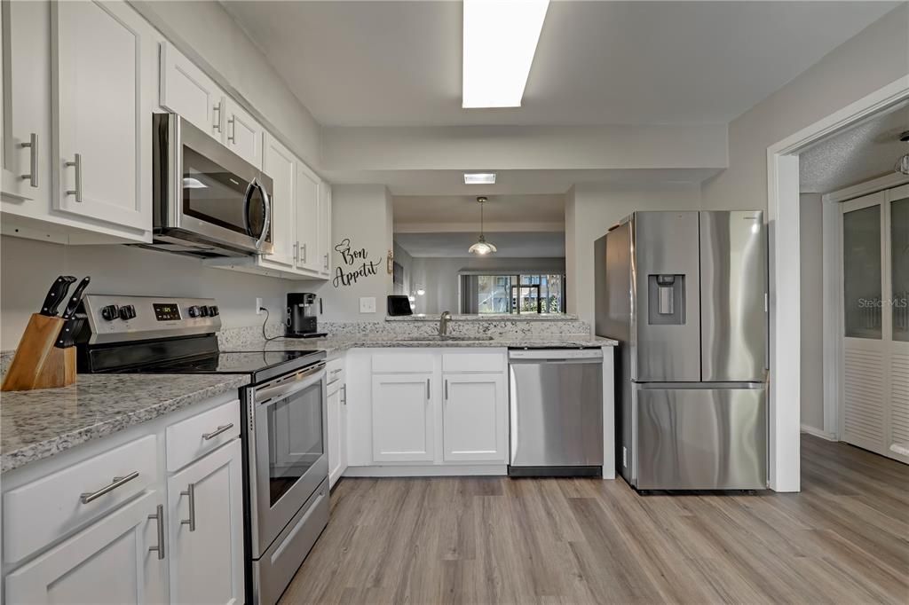 For Sale: $199,900 (3 beds, 3 baths, 1737 Square Feet)