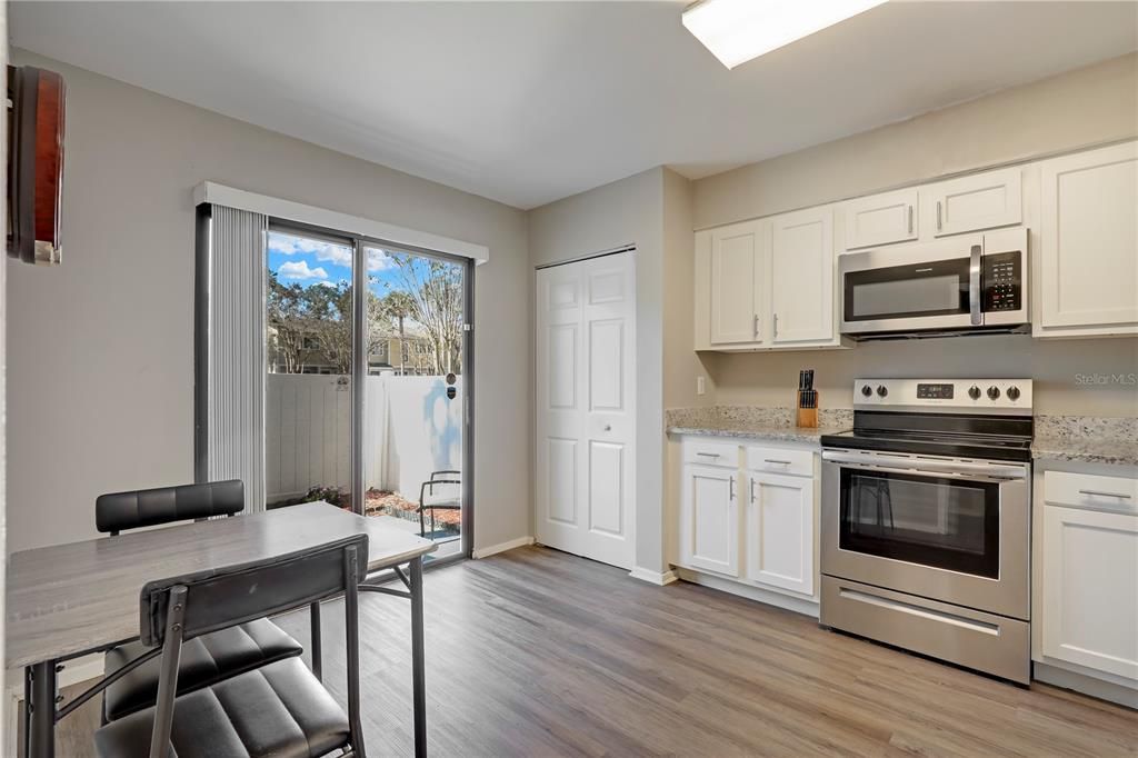 For Sale: $199,900 (3 beds, 3 baths, 1737 Square Feet)