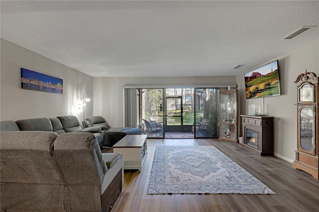 For Sale: $199,900 (3 beds, 3 baths, 1737 Square Feet)