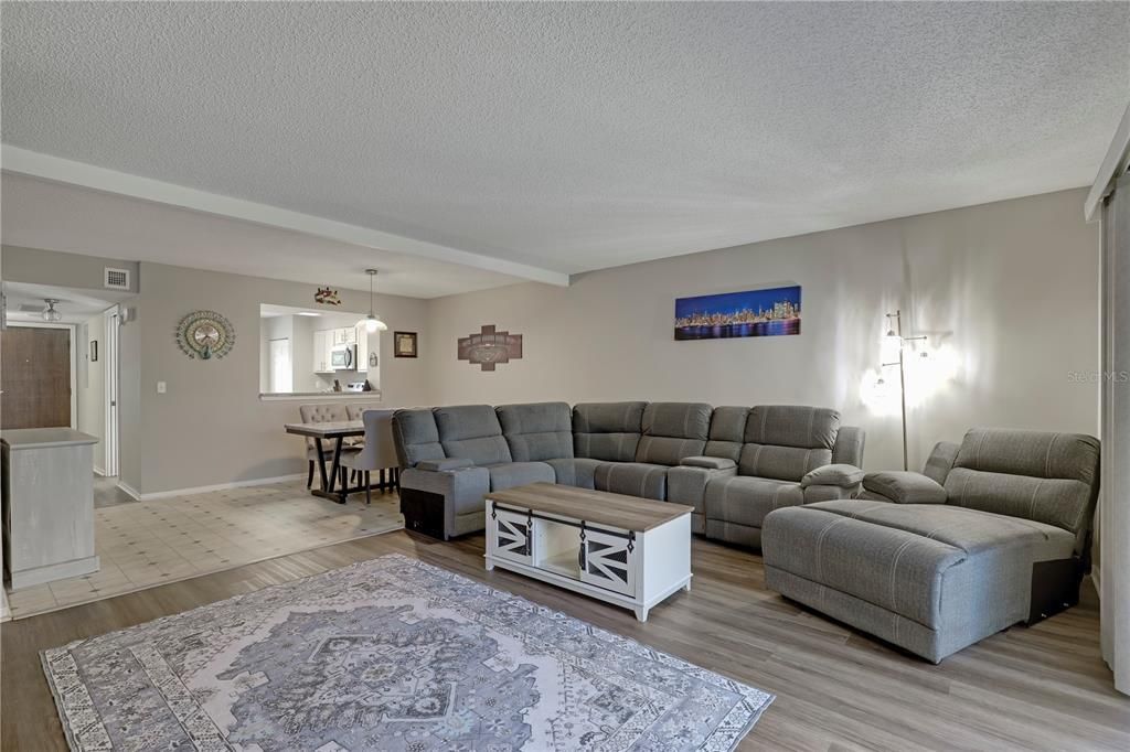 For Sale: $199,900 (3 beds, 3 baths, 1737 Square Feet)