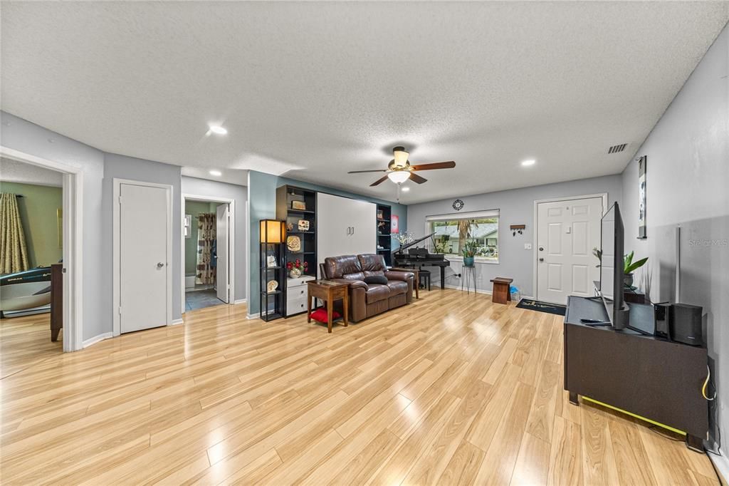 For Sale: $189,900 (2 beds, 2 baths, 1369 Square Feet)