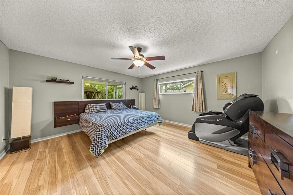 For Sale: $189,900 (2 beds, 2 baths, 1369 Square Feet)