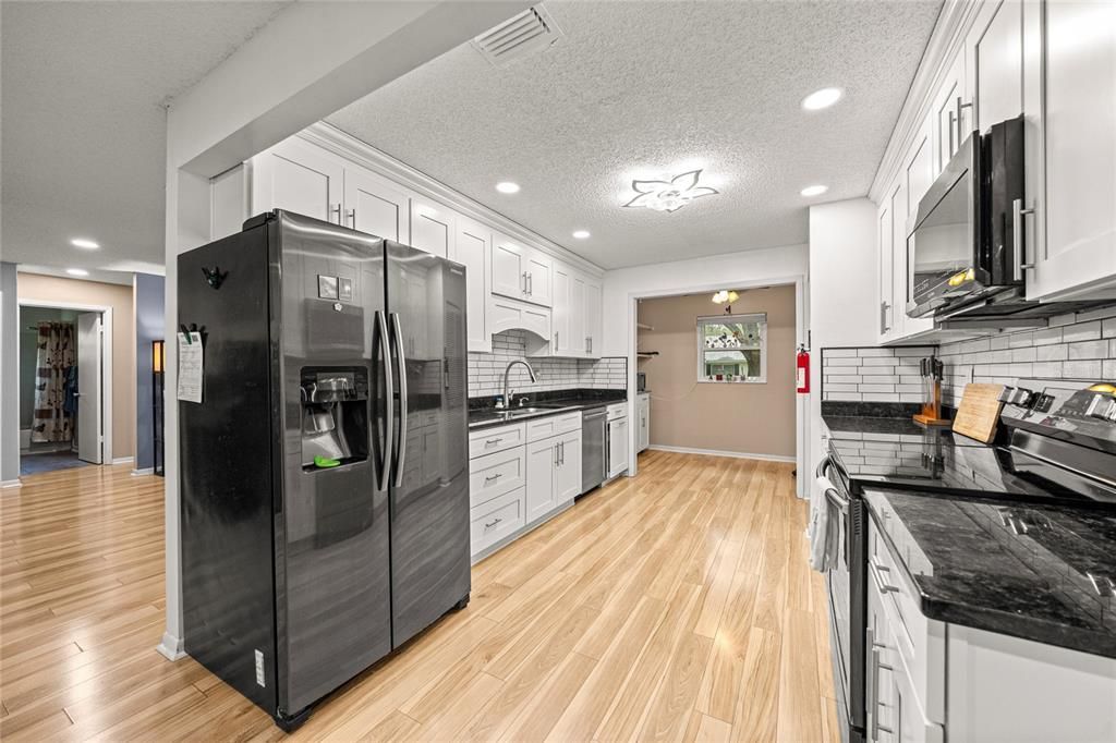 For Sale: $189,900 (2 beds, 2 baths, 1369 Square Feet)