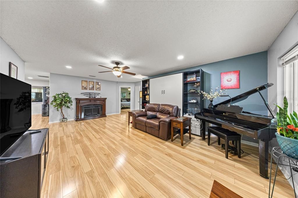 For Sale: $189,900 (2 beds, 2 baths, 1369 Square Feet)