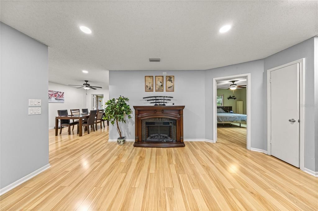 For Sale: $189,900 (2 beds, 2 baths, 1369 Square Feet)