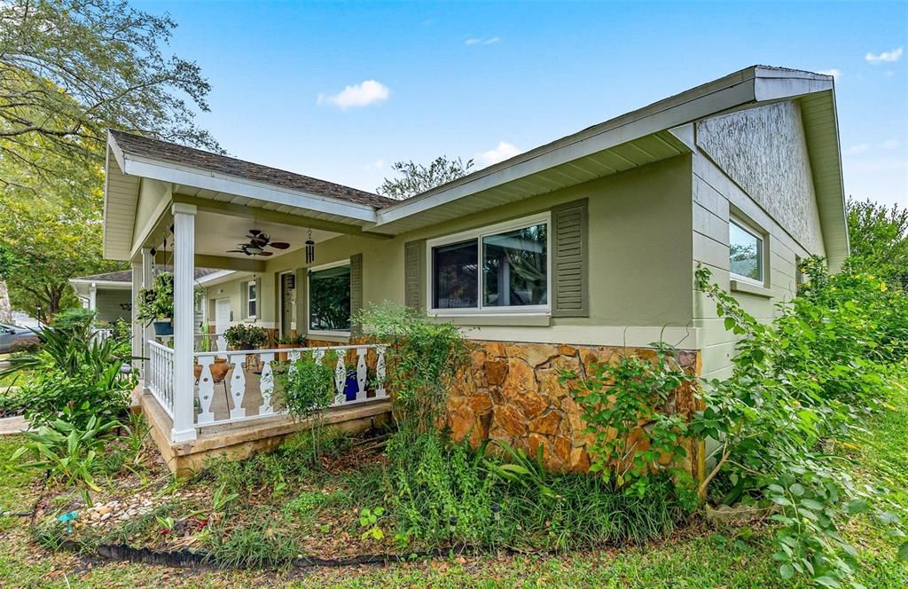 For Sale: $189,900 (2 beds, 2 baths, 1369 Square Feet)