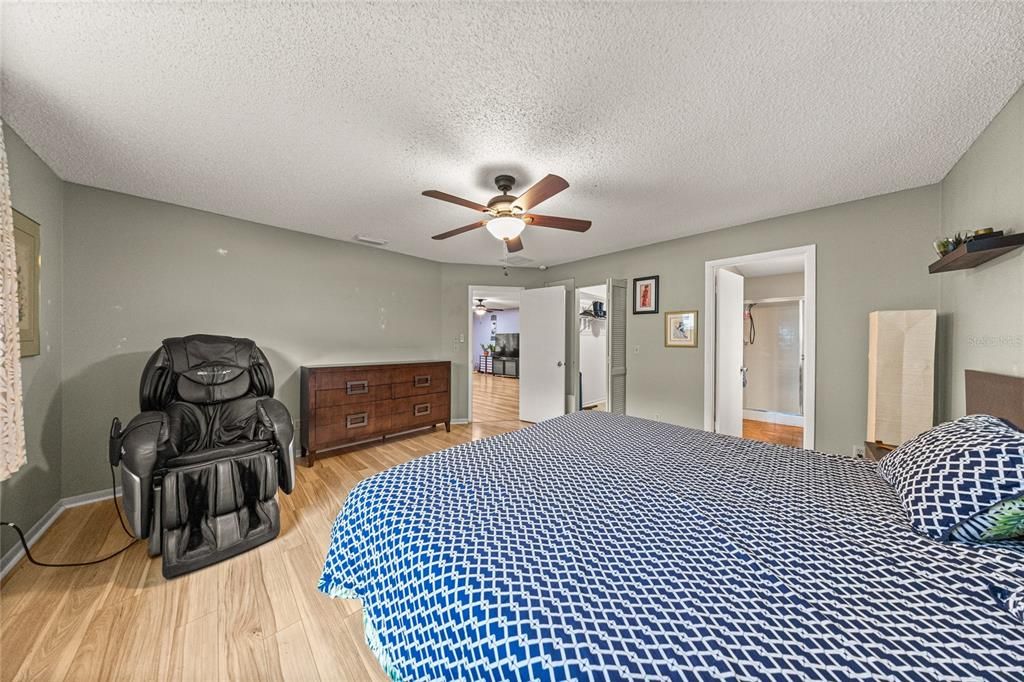 For Sale: $189,900 (2 beds, 2 baths, 1369 Square Feet)