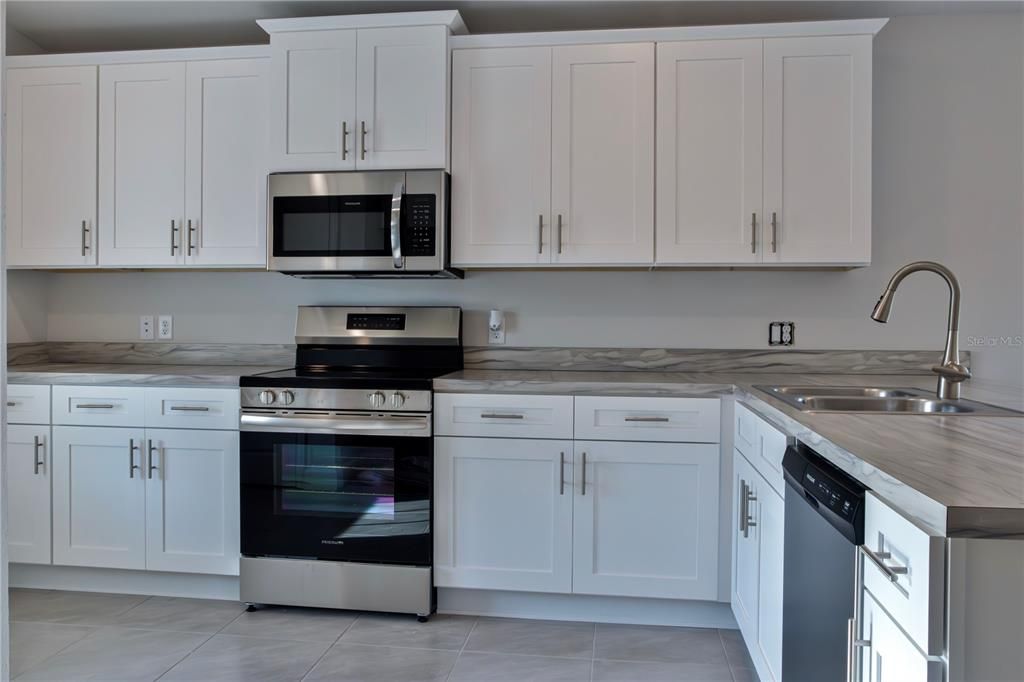 For Sale: $239,400 (3 beds, 2 baths, 1478 Square Feet)