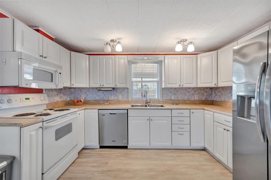 For Sale: $149,900 (2 beds, 2 baths, 840 Square Feet)