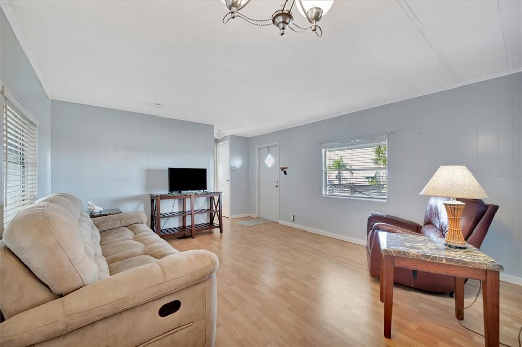 For Sale: $149,900 (2 beds, 2 baths, 840 Square Feet)