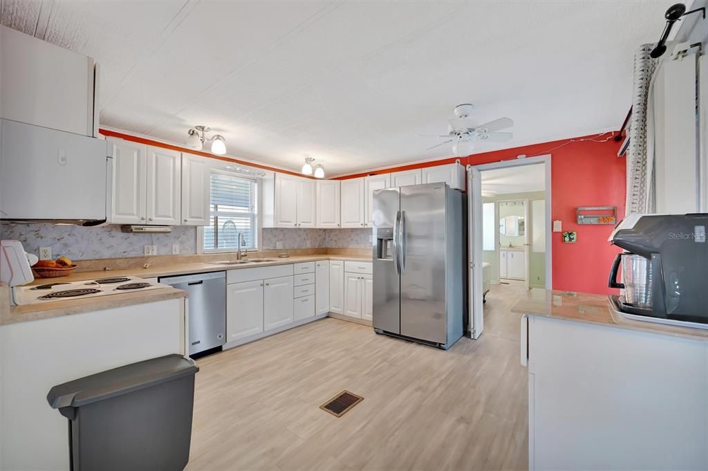 For Sale: $149,900 (2 beds, 2 baths, 840 Square Feet)