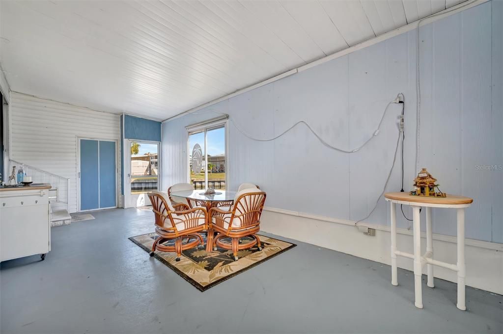 For Sale: $149,900 (2 beds, 2 baths, 840 Square Feet)