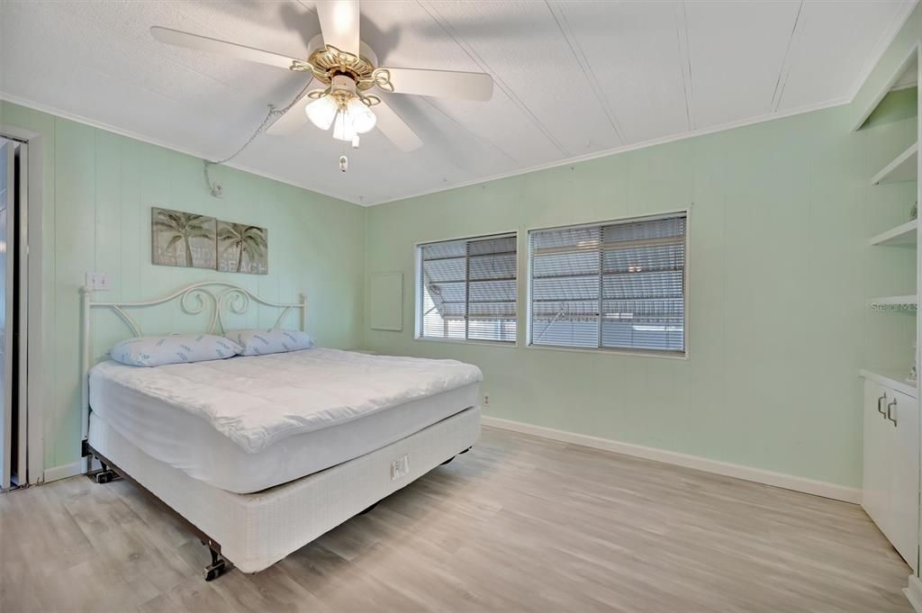 For Sale: $149,900 (2 beds, 2 baths, 840 Square Feet)