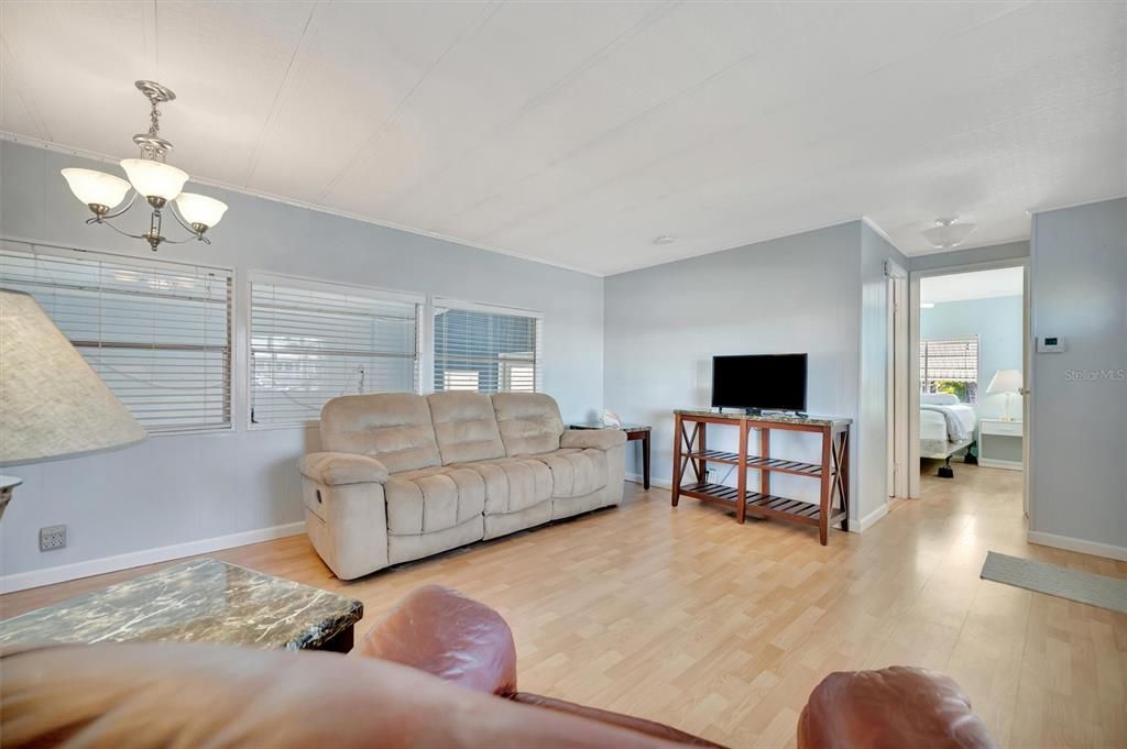 For Sale: $149,900 (2 beds, 2 baths, 840 Square Feet)