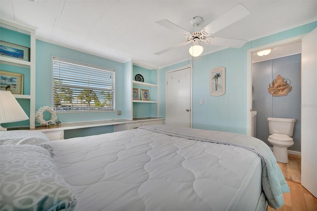 For Sale: $149,900 (2 beds, 2 baths, 840 Square Feet)