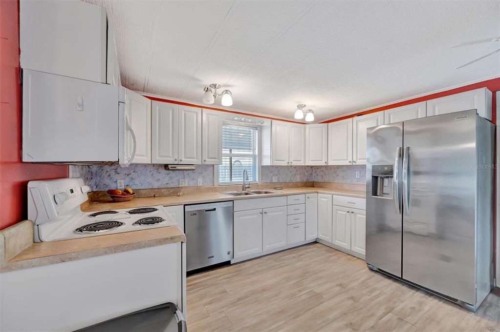 For Sale: $149,900 (2 beds, 2 baths, 840 Square Feet)