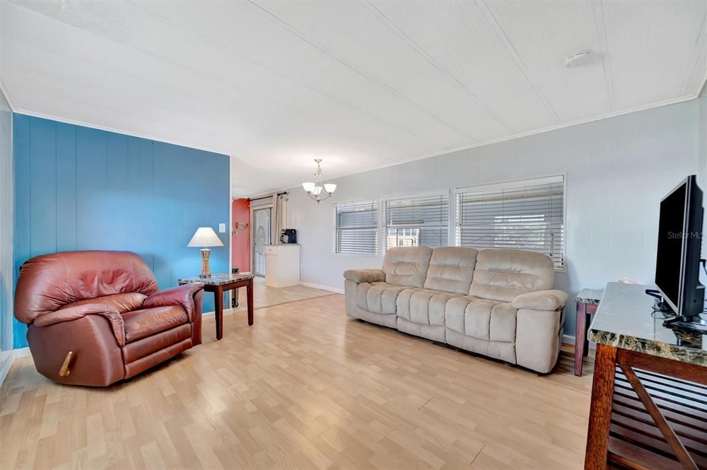 For Sale: $149,900 (2 beds, 2 baths, 840 Square Feet)