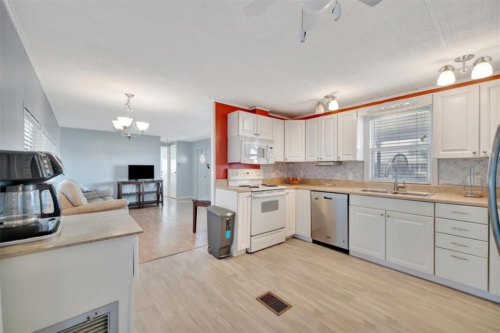 For Sale: $149,900 (2 beds, 2 baths, 840 Square Feet)