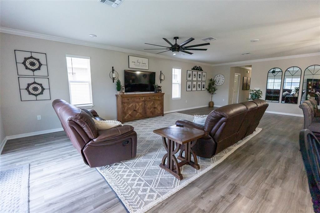 合同活跃: $388,000 (4 贝兹, 3 浴室, 2888 平方英尺)