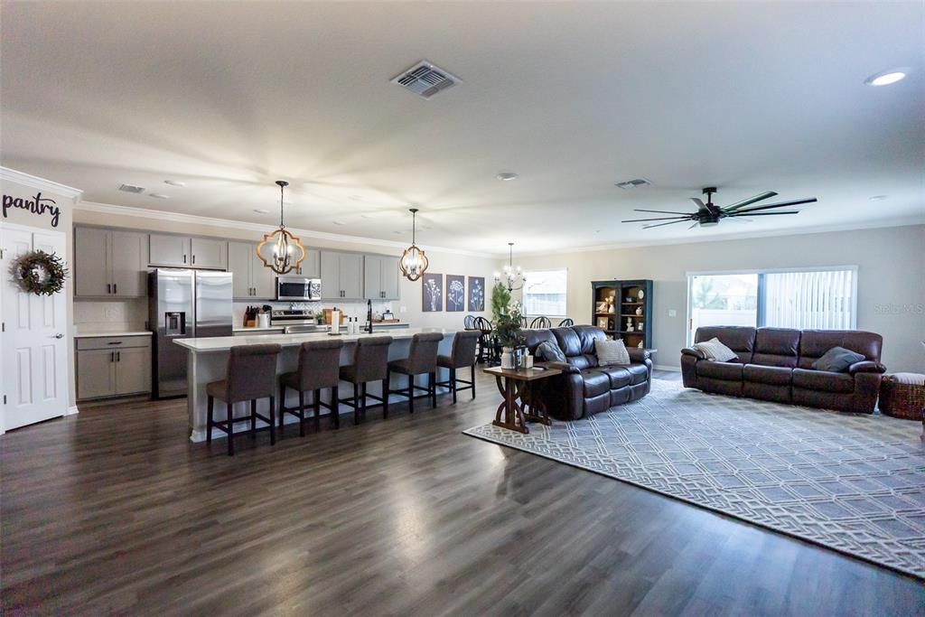 合同活跃: $388,000 (4 贝兹, 3 浴室, 2888 平方英尺)