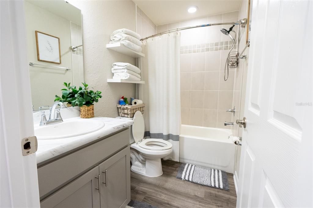 合同活跃: $388,000 (4 贝兹, 3 浴室, 2888 平方英尺)