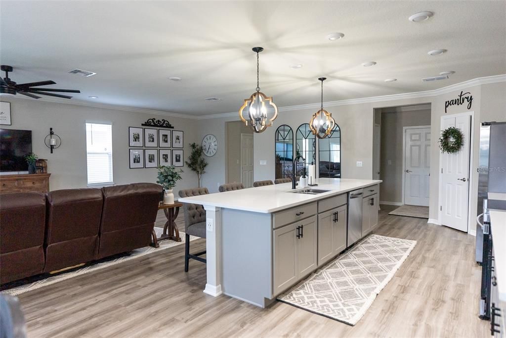 合同活跃: $388,000 (4 贝兹, 3 浴室, 2888 平方英尺)