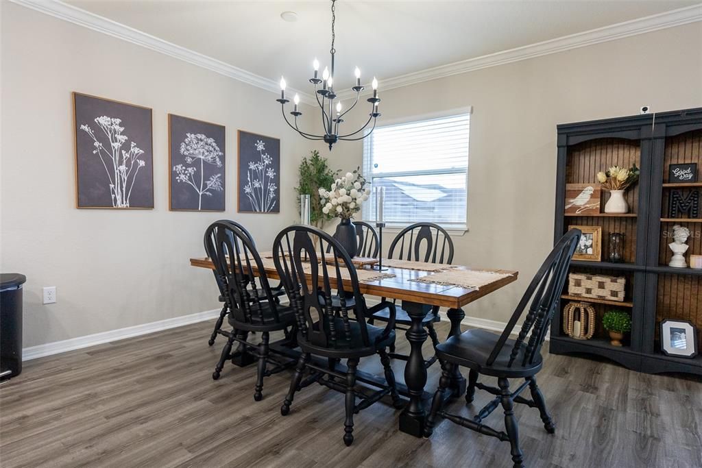 合同活跃: $388,000 (4 贝兹, 3 浴室, 2888 平方英尺)