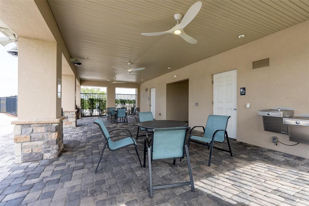 合同活跃: $388,000 (4 贝兹, 3 浴室, 2888 平方英尺)