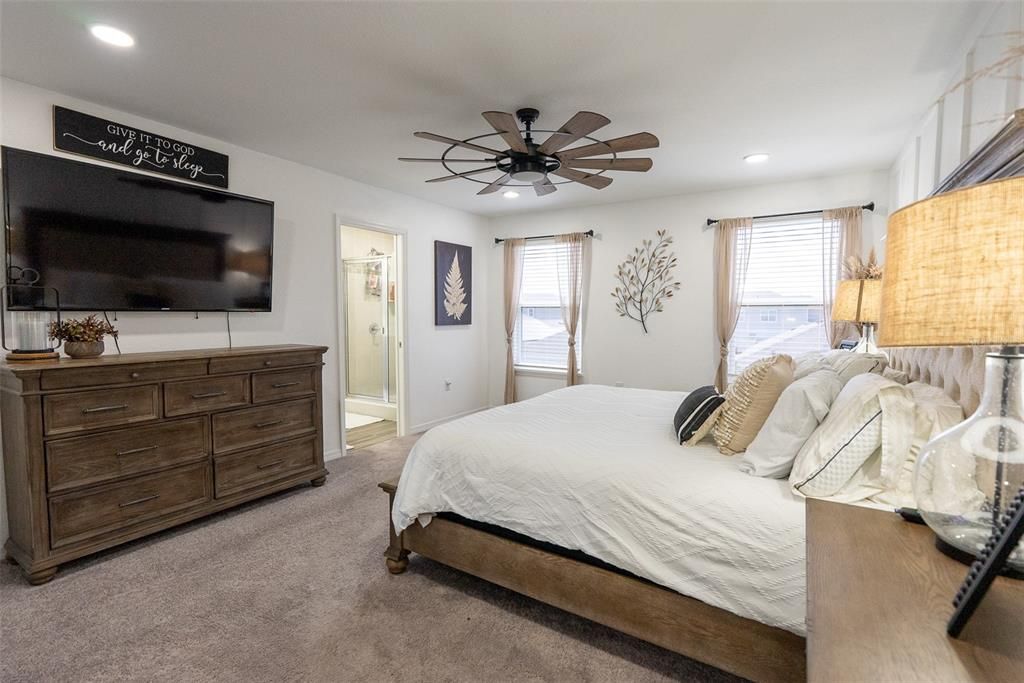 合同活跃: $388,000 (4 贝兹, 3 浴室, 2888 平方英尺)