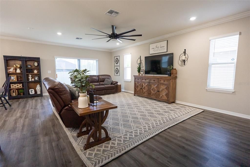 合同活跃: $388,000 (4 贝兹, 3 浴室, 2888 平方英尺)