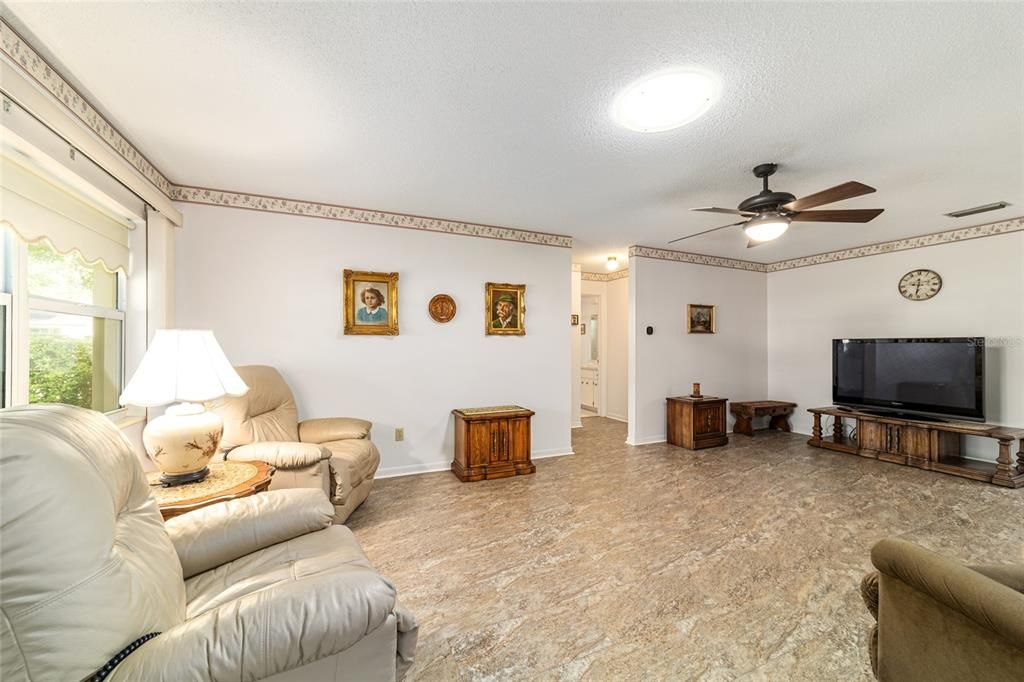 For Sale: $139,900 (2 beds, 2 baths, 1528 Square Feet)