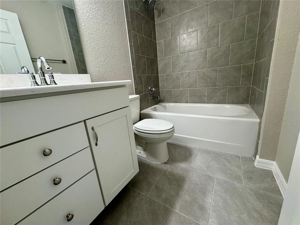 Activo con contrato: $375,000 (4 camas, 2 baños, 1927 Pies cuadrados)