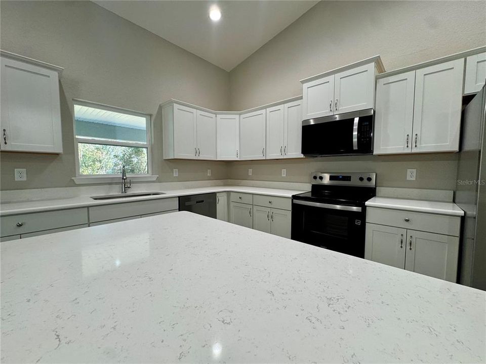 Activo con contrato: $375,000 (4 camas, 2 baños, 1927 Pies cuadrados)