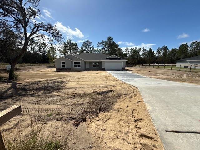 Activo con contrato: $375,000 (4 camas, 2 baños, 1927 Pies cuadrados)