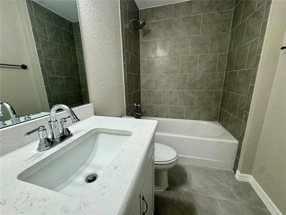 Activo con contrato: $375,000 (4 camas, 2 baños, 1927 Pies cuadrados)