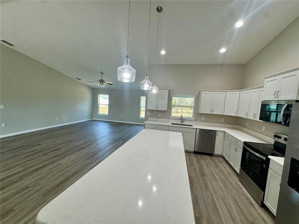 Activo con contrato: $375,000 (4 camas, 2 baños, 1927 Pies cuadrados)