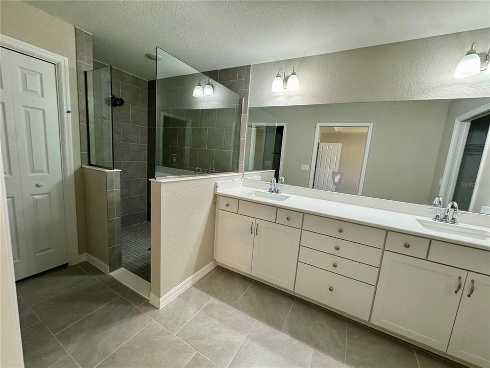 Activo con contrato: $375,000 (4 camas, 2 baños, 1927 Pies cuadrados)