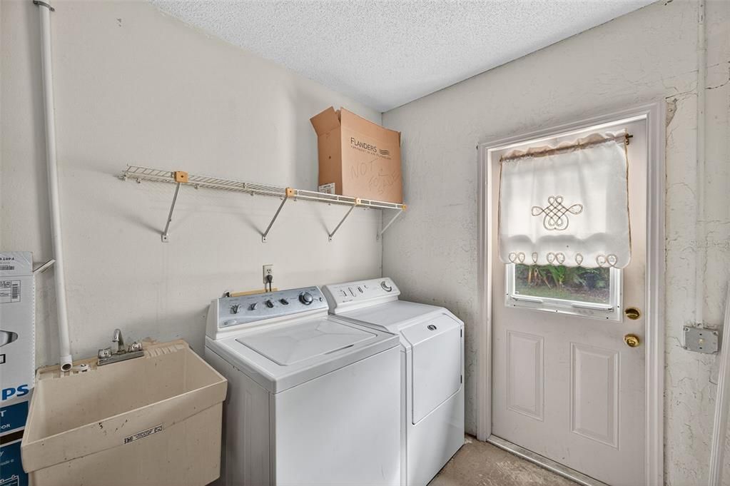 Active With Contract: $324,900 (3 beds, 2 baths, 1741 Square Feet)