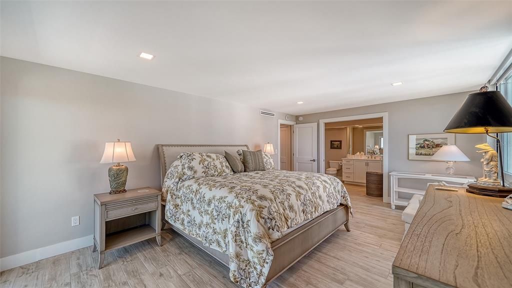 For Sale: $975,000 (2 beds, 2 baths, 1235 Square Feet)