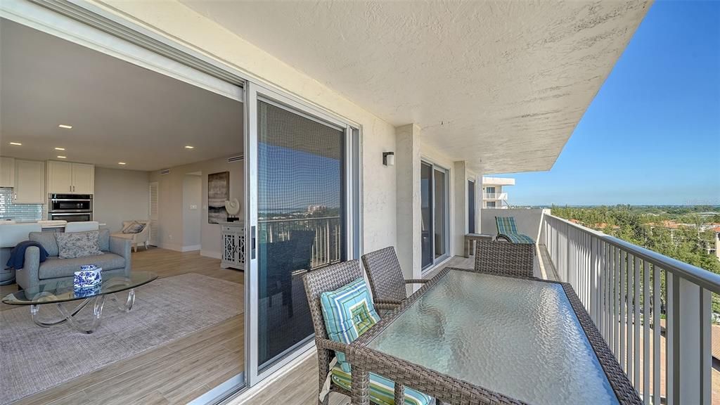 For Sale: $975,000 (2 beds, 2 baths, 1235 Square Feet)