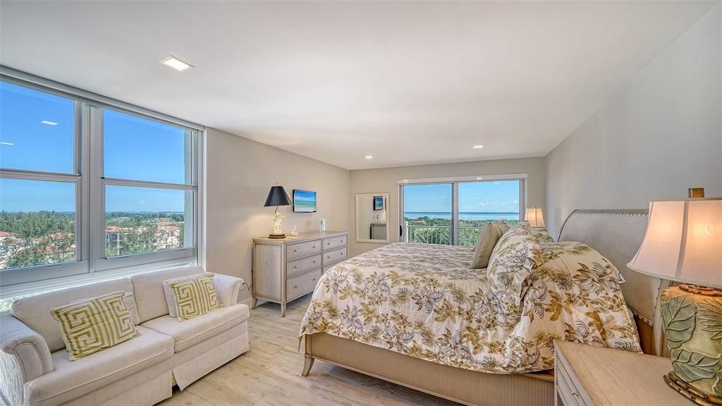 For Sale: $975,000 (2 beds, 2 baths, 1235 Square Feet)