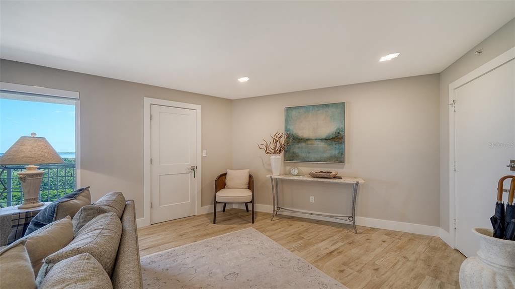 For Sale: $975,000 (2 beds, 2 baths, 1235 Square Feet)